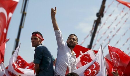 Von der AKP an die Wand gedrängt: Anhänger der MHP auf einer Wah...