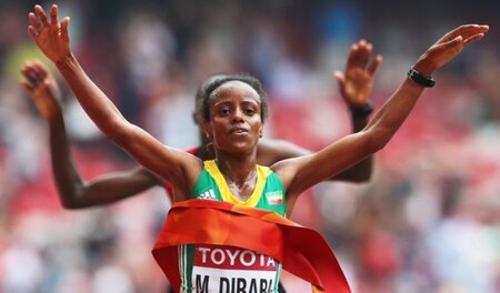 Wie eine indische Göttin: Mare Dibaba triumphiert beim Zieleinla...