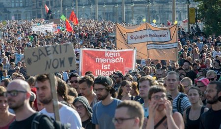 Tausende zogen am Sonnabend durch Dresden, prangerten Rassismus ...