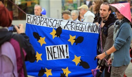 Von der »Festung Europa« fallen Bomben – vor ihren Toren werden ... Von der »Festung Europa« fallen Bomben – vor ihren Toren werden ...