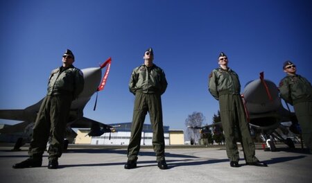 Polnische Kampfpiloten stehen am 11. März 2014 auf der Luftwaffe... Polnische Kampfpiloten stehen am 11. März 2014 auf der Luftwaffe...