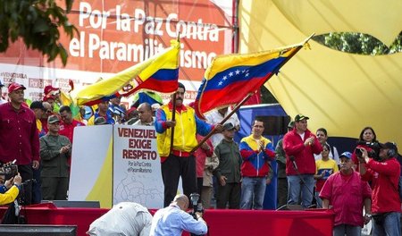 Präsident Nicolás Maduro mit den Fahnen Kolumbiens und Venezuela... Präsident Nicolás Maduro mit den Fahnen Kolumbiens und Venezuela...