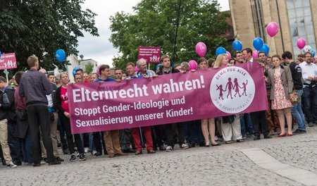 Reaktionärer Aufmarsch: Das Bündnis »Demo für alle« zog bereits ... Reaktionärer Aufmarsch: Das Bündnis »Demo für alle« zog bereits ...