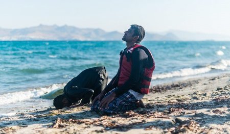 Sie haben überlebt: Flüchtlinge aus Pakistan am Strand der griec... Sie haben überlebt: Flüchtlinge aus Pakistan am Strand der griec...
