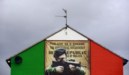 Wer hat die IRA gesehen? Wandgemälde eines Untergrundkämpfers in...