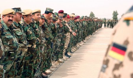 Abschlusszeremonie mit kurdischen Peschmerga-Kämpfern im nordira...