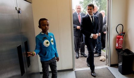 Festungsherr trifft Flüchtlingsjungen: Frankreichs Premier Manue...
