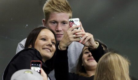 Der Millionär und ich: Kevin De Bruyne, umringt von Fans. Für 75...