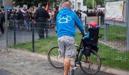 Ein »besorgter Bürger« bei Protesten gegen die Flüchtlingsunterk...