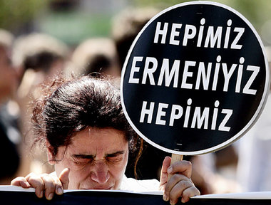 Plakat einer Demonstrantin am Montag in Istanbul: »Wir sind alle... Plakat einer Demonstrantin am Montag in Istanbul: »Wir sind alle...