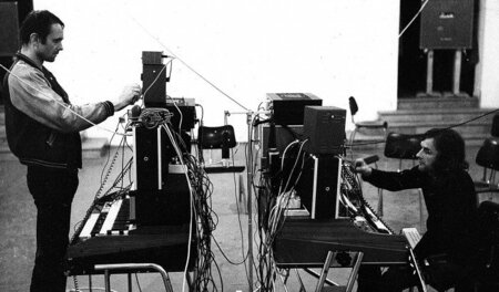 Cluster in den 1970ern mit Hans-Joachim Roedelius (l.) und Diete...