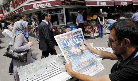 Ein Lotterieverkäufer in Ankara liest die Zeitung Sözcü - Titelt...