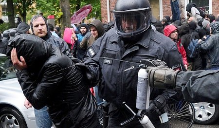 Demonstration in Hamburg: Die Polizei geht brutal mit Pfefferspr...