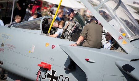 Kind im Cockpit: Am letzten Wochenende lud bereits das Verteidig...