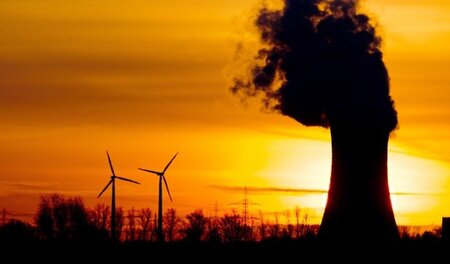 Links die Zukunft, rechts Vergangenheit? Windkraftanlagen neben ...