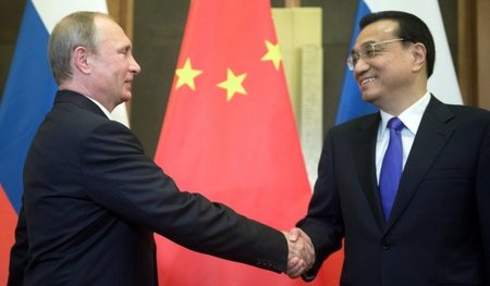 Der chinesische Premier Li Keqiang begrüßt am 2. September den r...