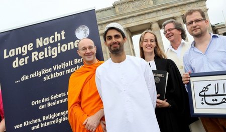 »Weil Religionen nicht EGAL sind!« Fünf Menschen präsentieren ei...