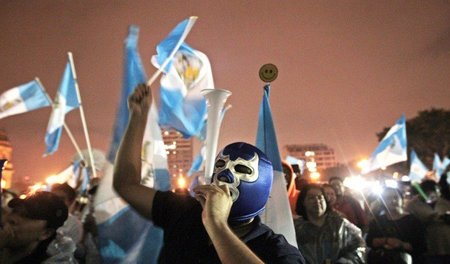 Demonstranten feiern am Dienstag in in Guatemala-Stadt die Aufhe...