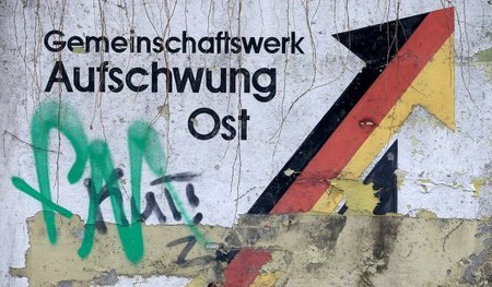 Propagandaplakat in Magdeburg: Wunsch und Wirklichkeit liegen we...