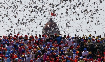 Peking am Donnerstag: Zehntausende Tauben steigen in den Himmel