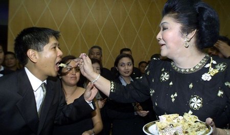 Braver Sohn: »Bongbong« Marcos 2002 mit seiner Mutter Imelda