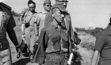 März 1974, Hiro Onoda wagt sich in Uniform mit Schwert aus der D...