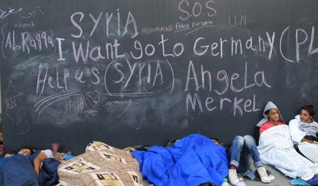 »Merkel hilf« – Flüchtlinge aus Syrien am Bahnhof in Budapest (3...
