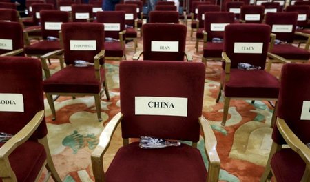 Sitzordnung bei der Unterzeichnung des Vertrages über die AIIB a...