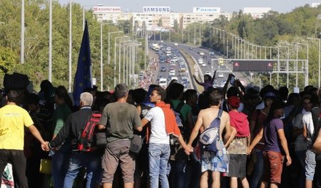 Flüchtlinge aus Kriegsgebieten verließen am Freitag Budapest zu ...