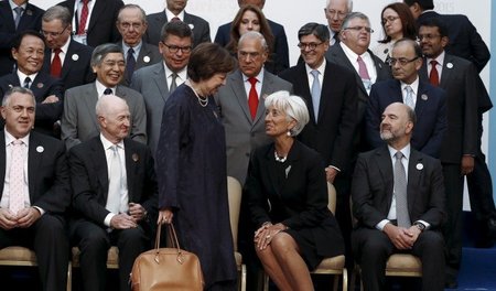 Treffen zum Abschlussfoto mit IWF-Chefin Lagarde am Samstag in A...