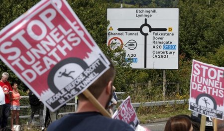 »Stoppt die Tunnel-Tode«, fordern Demonstranten von der britisch...