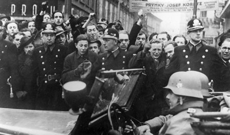 Einmarsch deutscher Truppen in Prag, 14. März 1939. Die von der ...
