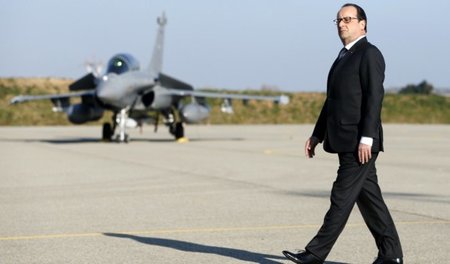 Frankreichs Präsident François Hollande in der Luftwaffenbasis I...