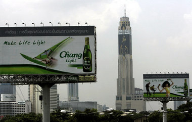 Bröckelnder Putz – Skyline der thailändischen Hauptstadt Bangkok Bröckelnder Putz – Skyline der thailändischen Hauptstadt Bangkok