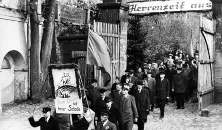 Aufbruch in eine neue Zeit: Demonstration zur Aufteilung des »Kö...