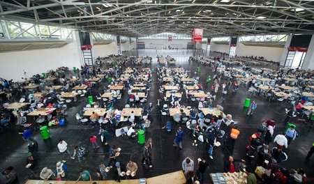 Eine »Erstaufnahmeeinrichtung« in einer Münchner Messehalle (7. ...
