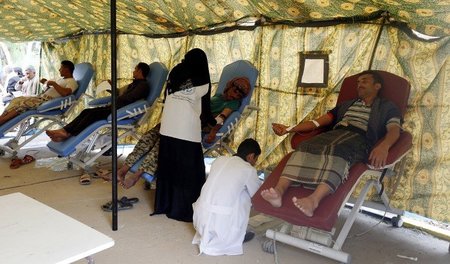 Zivile Nothilfe: In einem Klinik-Zelt in der Hauptstadt Sanaa sp...