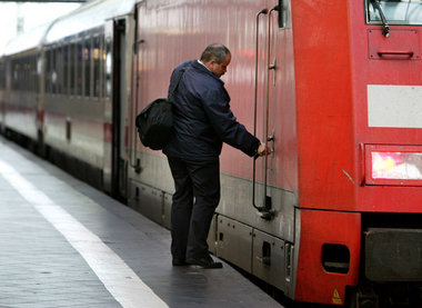 Feierabend am Dienstag morgen. An Bahnsteigen »geparkte« Züge er... Feierabend am Dienstag morgen. An Bahnsteigen »geparkte« Züge er...