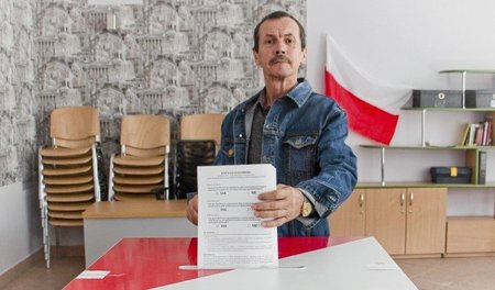 Gähnende Leere im Wahllokal: Ein mutmaßlicher Teilnehmer des Ref... Gähnende Leere im Wahllokal: Ein mutmaßlicher Teilnehmer des Ref...