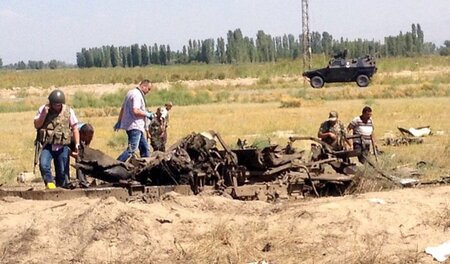 Soldaten untersuchen die Reste eines von der PKK attackierten Po... Soldaten untersuchen die Reste eines von der PKK attackierten Po...