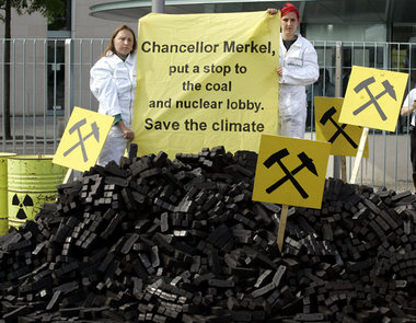 Greenpeace-Aktivisten am Dienstag vor dem Bundeskanzleramt Greenpeace-Aktivisten am Dienstag vor dem Bundeskanzleramt