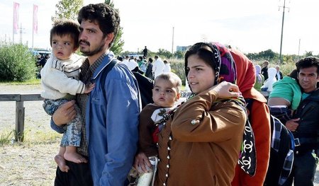 In Notunterkünften: Flüchtlingsfamilie aus Afghanistan kommt am ... In Notunterkünften: Flüchtlingsfamilie aus Afghanistan kommt am ...