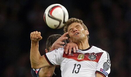 Biegsame Halsmuskulatur: Thomas Müller im Luftkampf Biegsame Halsmuskulatur: Thomas Müller im Luftkampf