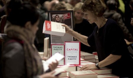 Ansturm: Verkauf von Thomas Pickettys Buch im Haus der Kulturen ... Ansturm: Verkauf von Thomas Pickettys Buch im Haus der Kulturen ...