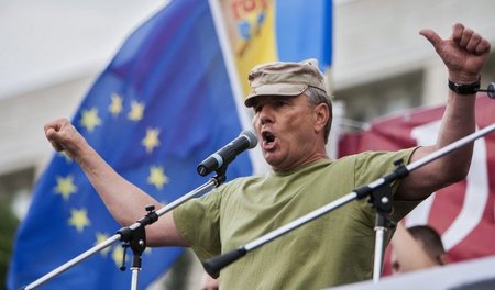 Im T-Shirt »nach Europa«: Der ehemalige Verteidigungsminister Va...