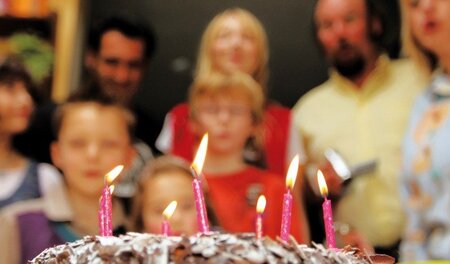 Selbst beim Kindergeburtstag besteht jeder auf sein Stück vom Ku... Selbst beim Kindergeburtstag besteht jeder auf sein Stück vom Ku...
