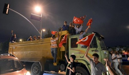 Auf Lastwagen herangekarrt: Angreifer vor dem Hürriyet-Gebäude i...