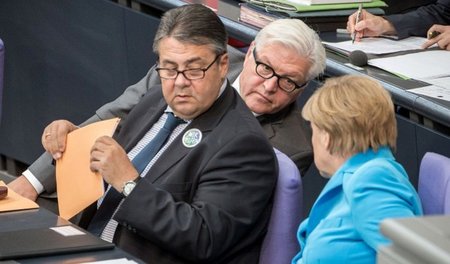 Die Koalitionsspitze: Bundeskanzlerin Angela Merkel (CDU, rechts... Die Koalitionsspitze: Bundeskanzlerin Angela Merkel (CDU, rechts...
