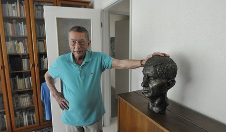 Rainer Kirsch (17.7.1934–4.9.2015) neben seiner Büste von Ingebo... Rainer Kirsch (17.7.1934–4.9.2015) neben seiner Büste von Ingebo...