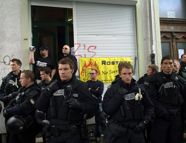 Zumindest beim Schutz des Naziladens hatte die Polizei am Samsta... Zumindest beim Schutz des Naziladens hatte die Polizei am Samsta...